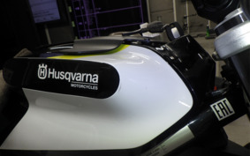 HUSQVARNA SVARTPILEN 401 2019 UNJ4