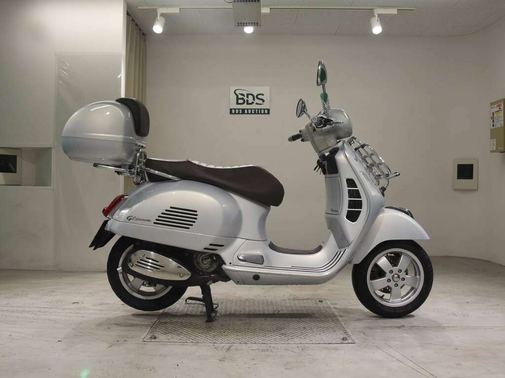 Vespa GTS 300 Yacht Club