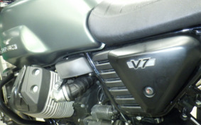 MOTO GUZZI V7 STONE 2015