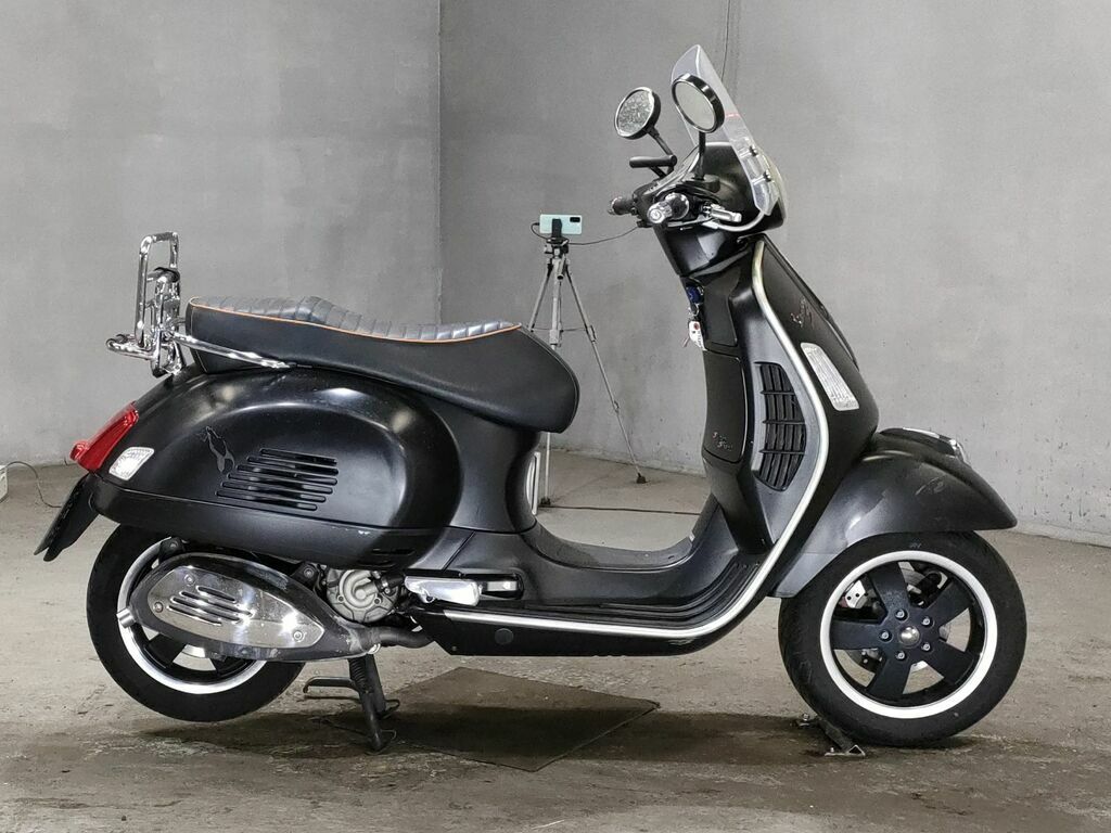 Vespa GTS 300 Yacht Club