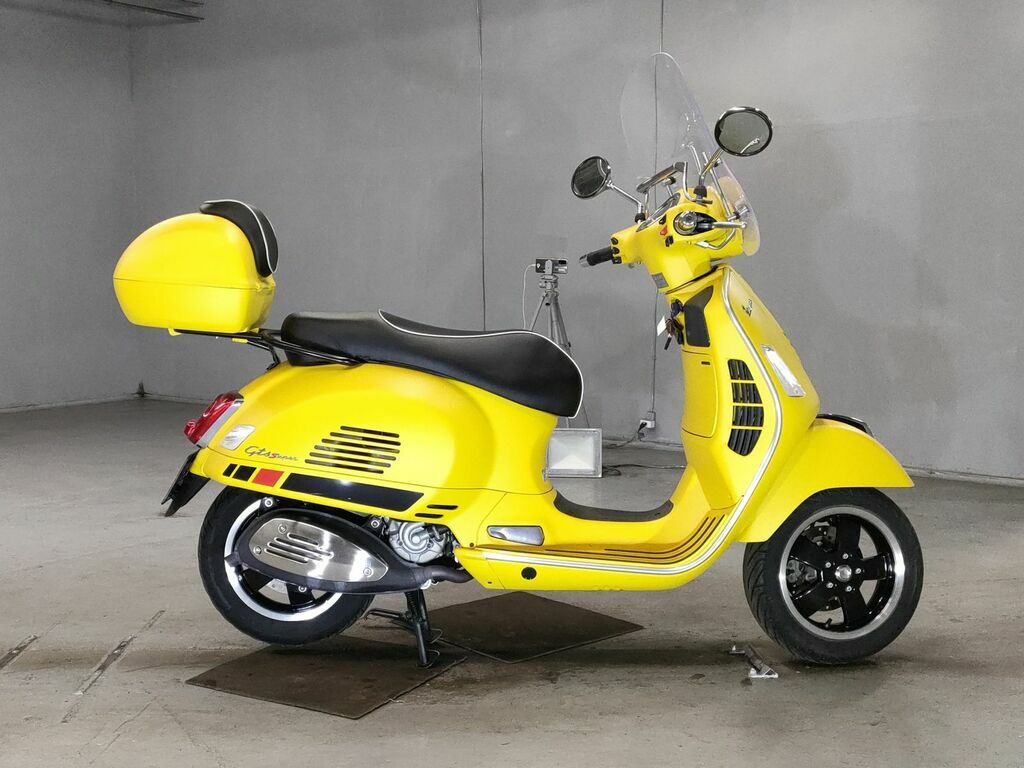 Vespa GTS 300 Yacht Club